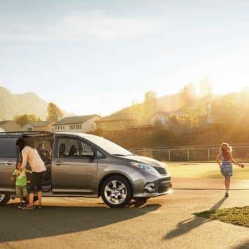 2017 Toyota Sienna SE Premium Predawn Gray Mica family