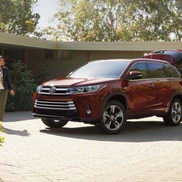 2017-Toyota-Highlander-Limited-Ooh-La-La-Rouge-Mica-with-available-Platinum-Package
