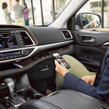2017-Toyota-Highlander-Limited-black-interior-with-available-platinum-package-dashboard