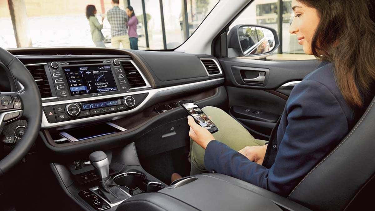2017-Toyota-Highlander-Limited-black-interior-with-available-platinum-package-dashboard