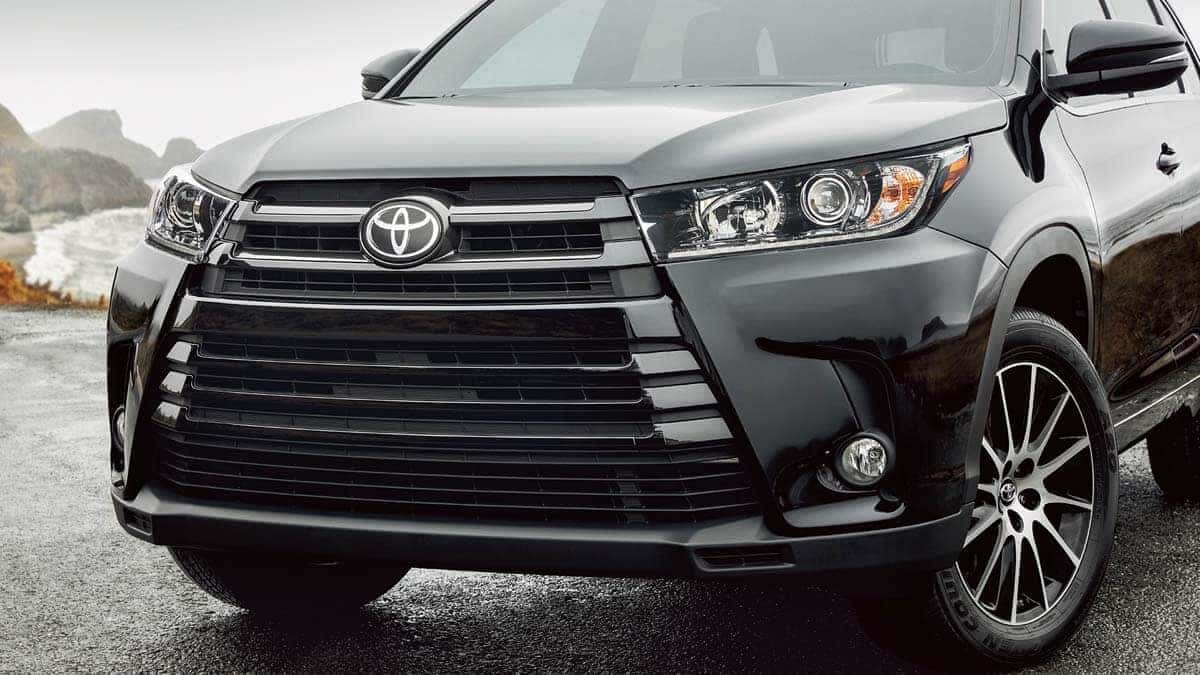 2017-Toyota-Highlander-SE-AWD-Midnight-Black-Metallic-Front-End