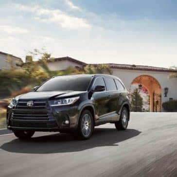 Toyota-Highlander-SE-AWD-Midnight-Black-Metallic-driving