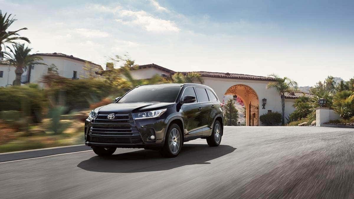 Toyota-Highlander-SE-AWD-Midnight-Black-Metallic-driving
