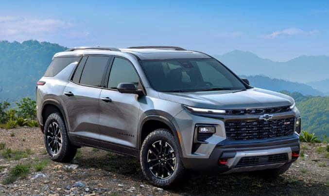 Front three-quarter view of the 2025 Chevy Traverse SUV