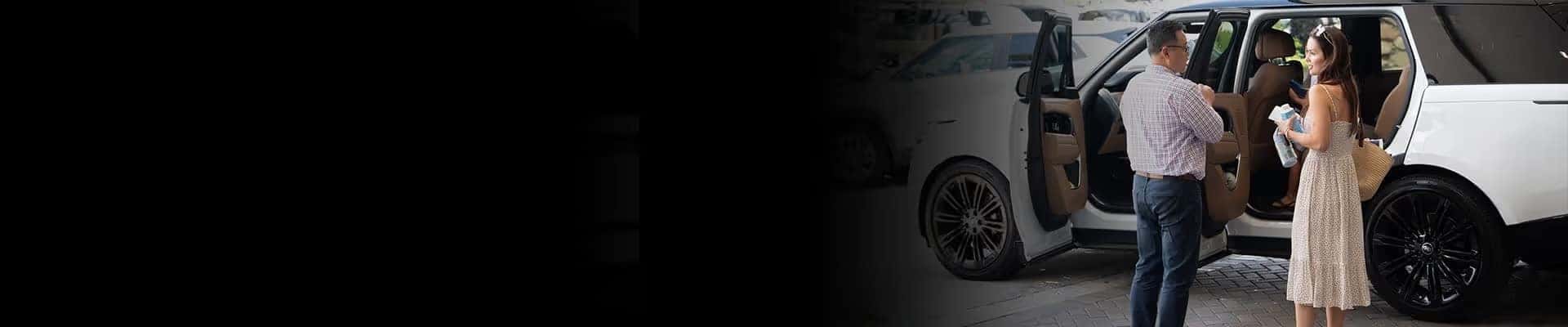 land-rover-palm-beach-customers-picking-up-their-vehicle-in-the-service-lane