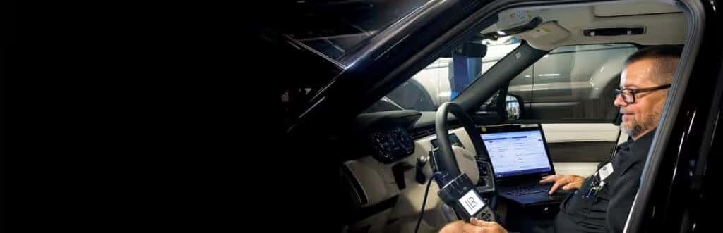 land-rover-palm-beach-service-tech-running-a-diagnostic