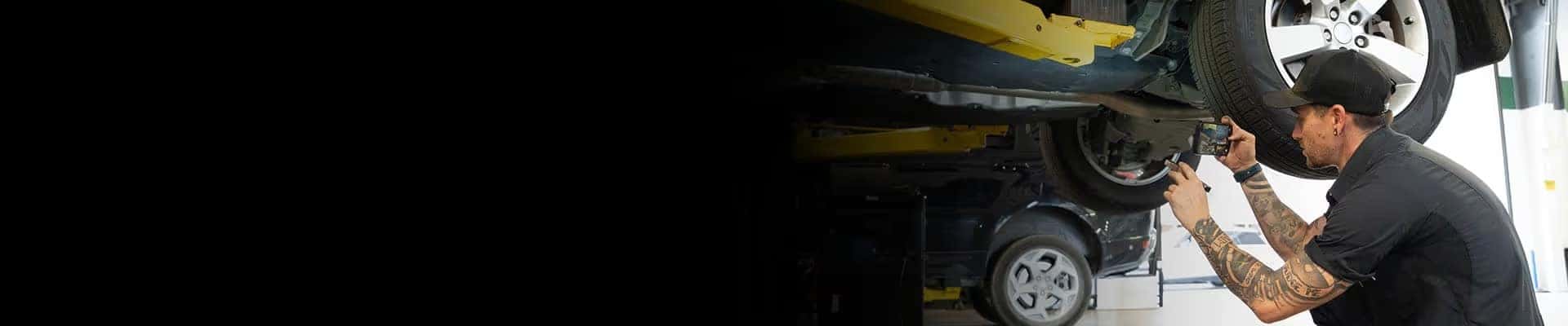 land-rover-palm-beach-service-tech-sending-diagnostic-video-to-a-customer