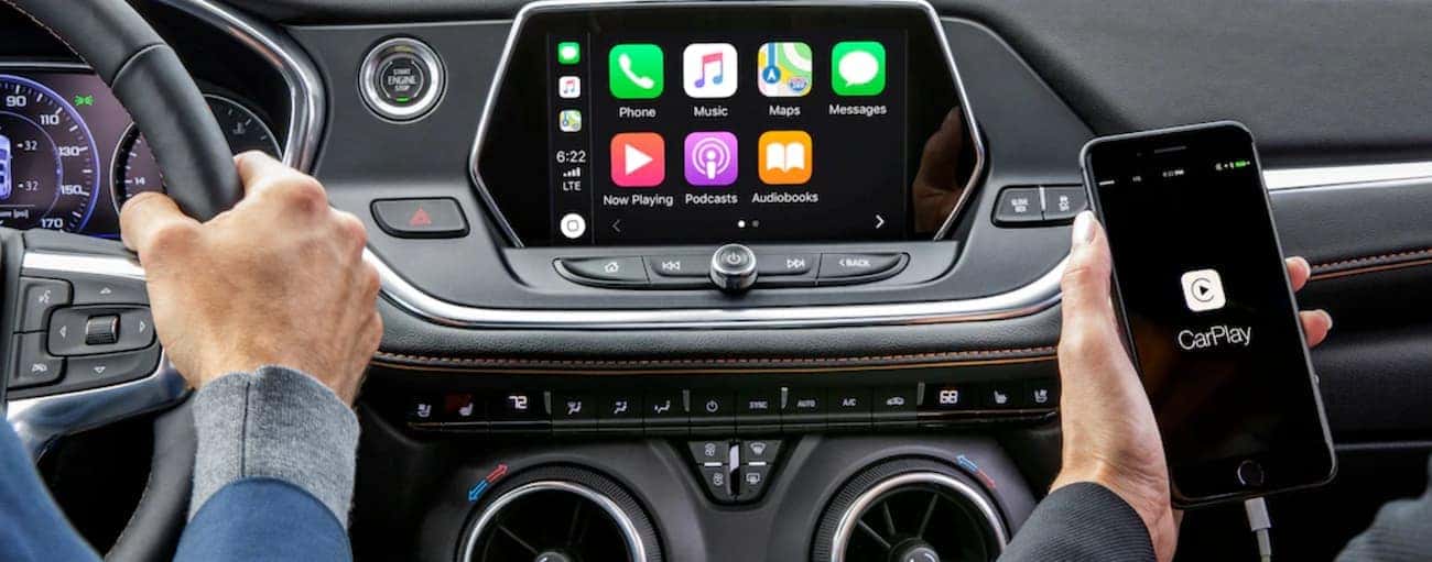 The technology features on the dashboard of the 2019 Chevy Blazer are shown.