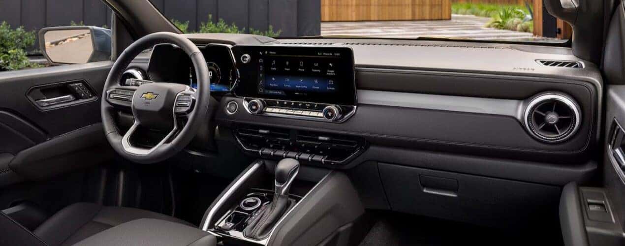 The gray interior and dash are shown in a 2025 Chevy Colorado.
