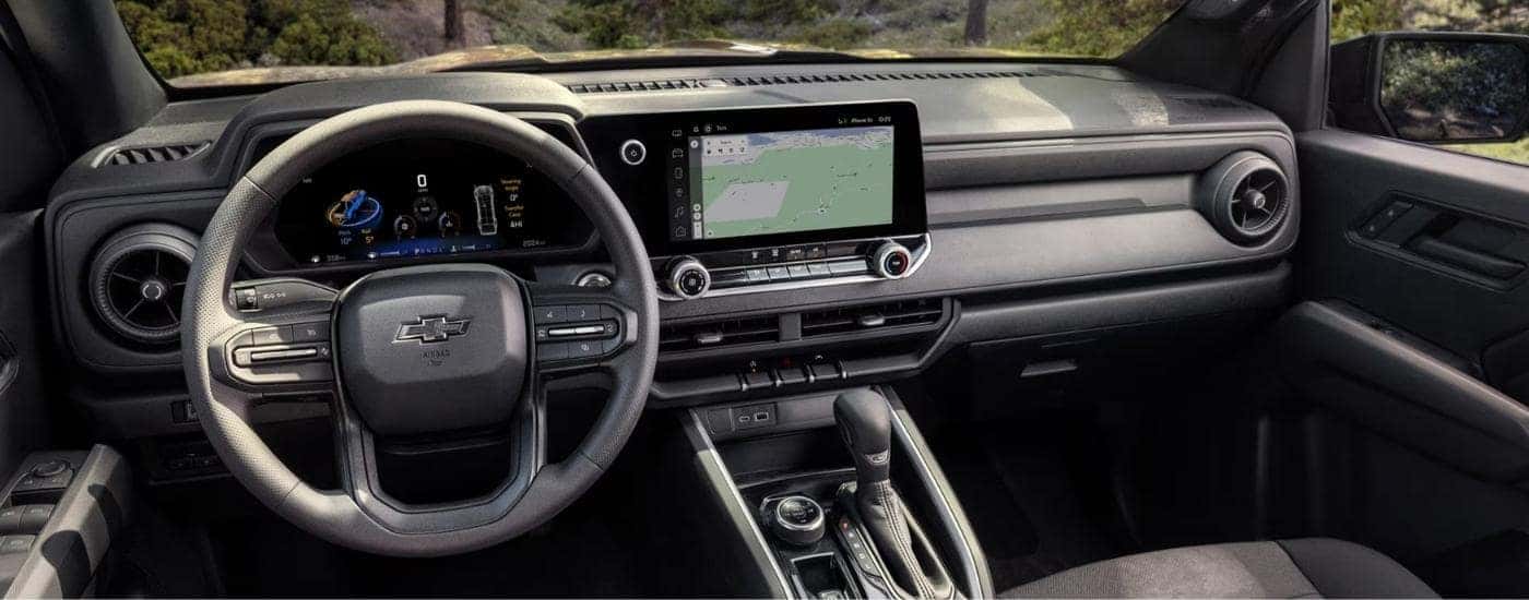 Steering wheel and infotainment screen in a 2025 Chevy Colorado